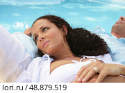 Couple relaxing poolside. Стоковое фото, агентство Ingram Publishing / Фотобанк Лори