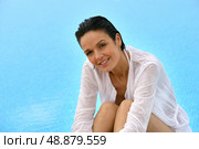 Relaxed woman at a poolside. Стоковое фото, агентство Ingram Publishing / Фотобанк Лори