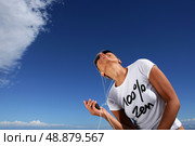 Woman listening to music outdoors. Стоковое фото, агентство Ingram Publishing / Фотобанк Лори