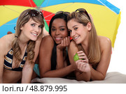 Young women enjoying a day at the beach together. Стоковое фото, агентство Ingram Publishing / Фотобанк Лори