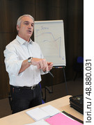 Man presenting findings on a flip chart. Стоковое фото, агентство Ingram Publishing / Фотобанк Лори