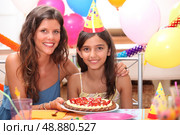 portrait of mother and daughter at birthday party. Стоковое фото, агентство Ingram Publishing / Фотобанк Лори