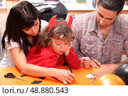 Family doing Hallowe&rsquo;en activities. Стоковое фото, агентство Ingram Publishing / Фотобанк Лори
