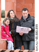 Family visiting site of new home. Стоковое фото, агентство Ingram Publishing / Фотобанк Лори