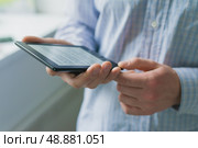 Man reading an e-book. Стоковое фото, агентство Ingram Publishing / Фотобанк Лори