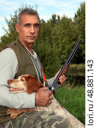 Hunter with a shotgun and spaniel. Стоковое фото, агентство Ingram Publishing / Фотобанк Лори