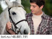 Young man with a horse. Стоковое фото, агентство Ingram Publishing / Фотобанк Лори