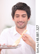 Man being served food. Стоковое фото, агентство Ingram Publishing / Фотобанк Лори