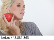 Woman holding red apple. Стоковое фото, агентство Ingram Publishing / Фотобанк Лори
