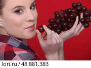 Woman eating grapes. Стоковое фото, агентство Ingram Publishing / Фотобанк Лори