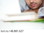 Close-up of man reading. Стоковое фото, агентство Ingram Publishing / Фотобанк Лори