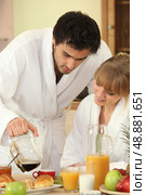 Couple eating breakfast. Стоковое фото, агентство Ingram Publishing / Фотобанк Лори