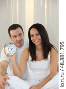 Woman holding an alarm clock. Стоковое фото, агентство Ingram Publishing / Фотобанк Лори