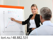 Businesswoman presenting  market research. Стоковое фото, агентство Ingram Publishing / Фотобанк Лори