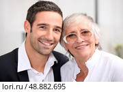 Adult son and his aging mother. Стоковое фото, агентство Ingram Publishing / Фотобанк Лори