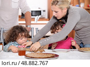 Children eating crepes. Стоковое фото, агентство Ingram Publishing / Фотобанк Лори