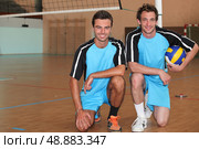 Volleyball players kneeling. Стоковое фото, агентство Ingram Publishing / Фотобанк Лори