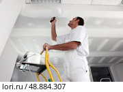 Tradesman painting a ceiling. Стоковое фото, агентство Ingram Publishing / Фотобанк Лори