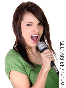 Brunette woman singing. Стоковое фото, агентство Ingram Publishing / Фотобанк Лори