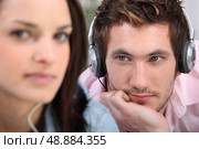 man with headphones beholding his belle. Стоковое фото, агентство Ingram Publishing / Фотобанк Лори
