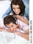 Girl on man’s back. Стоковое фото, агентство Ingram Publishing / Фотобанк Лори