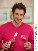 Man pouring wine in a glass. Стоковое фото, агентство Ingram Publishing / Фотобанк Лори
