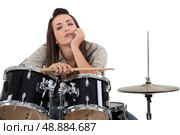 Woman sat with drum kit. Стоковое фото, агентство Ingram Publishing / Фотобанк Лори