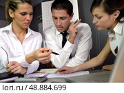 Financial advisers in meeting. Стоковое фото, агентство Ingram Publishing / Фотобанк Лори
