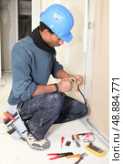 Electrician taping a wire. Стоковое фото, агентство Ingram Publishing / Фотобанк Лори