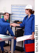 Manual laborers shaking hands in an office. Стоковое фото, агентство Ingram Publishing / Фотобанк Лори