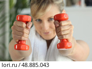 Woman lifting weights in the gym. Стоковое фото, агентство Ingram Publishing / Фотобанк Лори