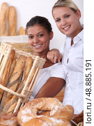Two young women working in a bakery. Стоковое фото, агентство Ingram Publishing / Фотобанк Лори