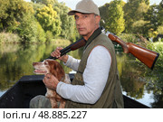Hunter with his dog. Стоковое фото, агентство Ingram Publishing / Фотобанк Лори