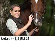 young woman caressing a horse. Стоковое фото, агентство Ingram Publishing / Фотобанк Лори