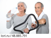 Elderly couple working out together in gym. Стоковое фото, агентство Ingram Publishing / Фотобанк Лори