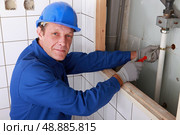 Plumber fixing water supply. Стоковое фото, агентство Ingram Publishing / Фотобанк Лори