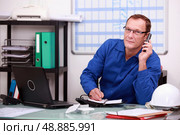 Construction worker ordering building materials. Стоковое фото, агентство Ingram Publishing / Фотобанк Лори