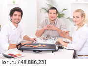 Friends having diner. Стоковое фото, агентство Ingram Publishing / Фотобанк Лори