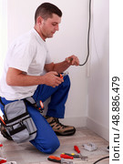 Electrician preparing wiring. Стоковое фото, агентство Ingram Publishing / Фотобанк Лори