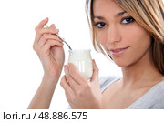 Woman eating yogurt. Стоковое фото, агентство Ingram Publishing / Фотобанк Лори