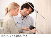 Couple setting up an antenna. Стоковое фото, агентство Ingram Publishing / Фотобанк Лори