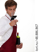 sommelier tasting the wine. Стоковое фото, агентство Ingram Publishing / Фотобанк Лори