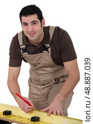Man marking wood. Стоковое фото, агентство Ingram Publishing / Фотобанк Лори