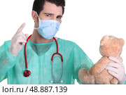 Doctor holding teddy bear. Стоковое фото, агентство Ingram Publishing / Фотобанк Лори