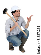 Worker with big hammer. Стоковое фото, агентство Ingram Publishing / Фотобанк Лори