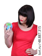 Woman holding a mini-globe. Стоковое фото, агентство Ingram Publishing / Фотобанк Лори