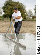 Builder smoothing a concrete foundation. Стоковое фото, агентство Ingram Publishing / Фотобанк Лори