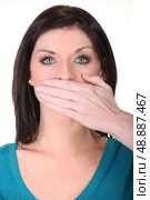 Woman with her hand over her mouth. Стоковое фото, агентство Ingram Publishing / Фотобанк Лори