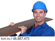 Man holding laminate floor panel. Стоковое фото, агентство Ingram Publishing / Фотобанк Лори