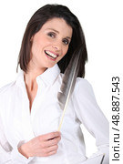 Woman holding a feather. Стоковое фото, агентство Ingram Publishing / Фотобанк Лори